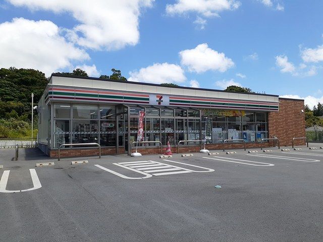 近くのセブンイレブン名護宇茂佐店まで111m（徒歩2分）