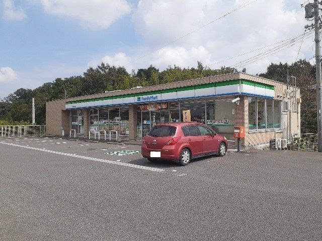 近くのファミリーマート東員町鳥取店まで1,000m（徒歩13分）
