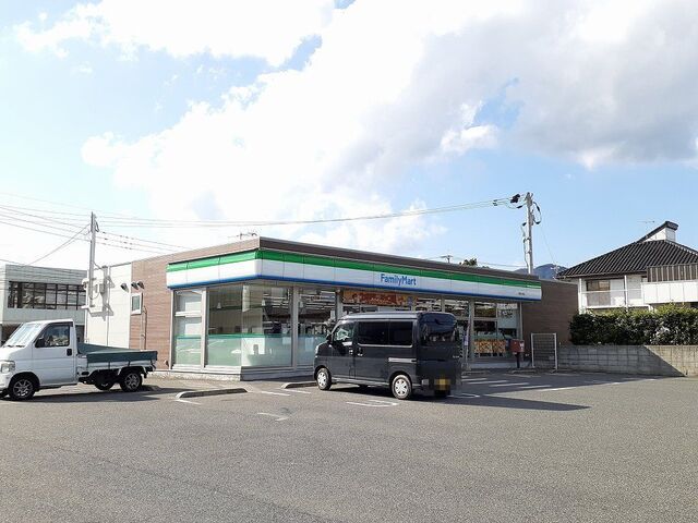 近くのコンビニまで550m（徒歩7分）