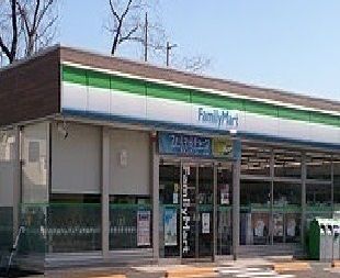近くのファミリーマートまで500m（徒歩7分）