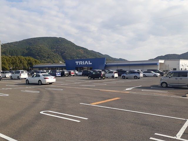 近くのスーパーセンタートライアル諫早まで824m(徒歩11分)