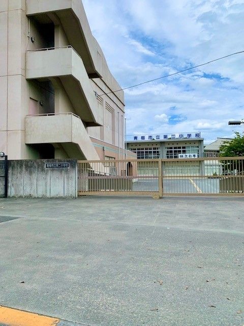 近くの青梅市立第二小学校まで650m（徒歩9分）