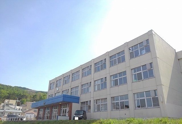 近くの市立朝里中学校まで600m(徒歩8分)