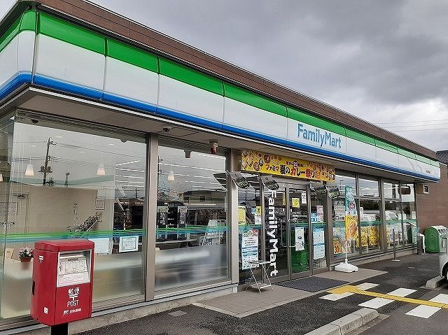近くのファミリーマート 飯能双柳店まで450m（徒歩6分）