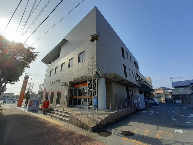近くの二島郵便局まで700m（徒歩9分）