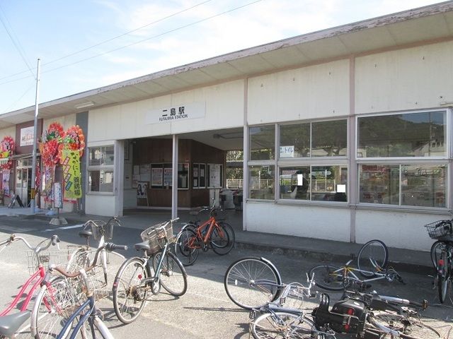 近くの二島駅まで1,030m（徒歩13分）