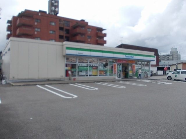 近くのファミリーマート高岡清水町店まで500m(徒歩7分)