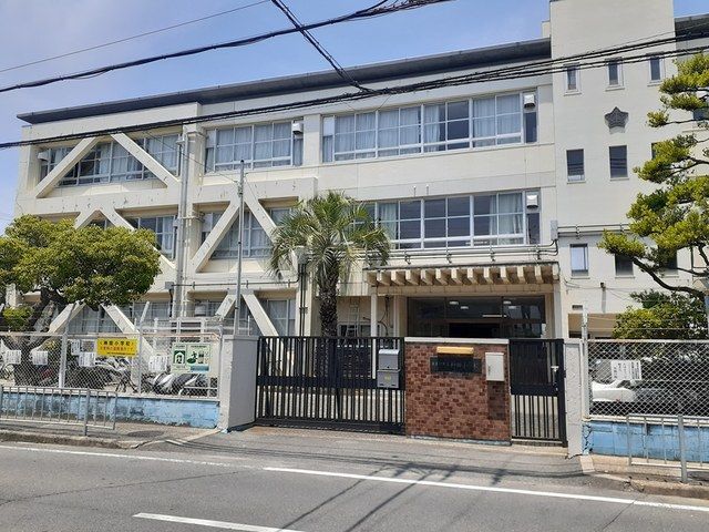 近くの寝屋川市立神田小学校まで550m(徒歩7分)