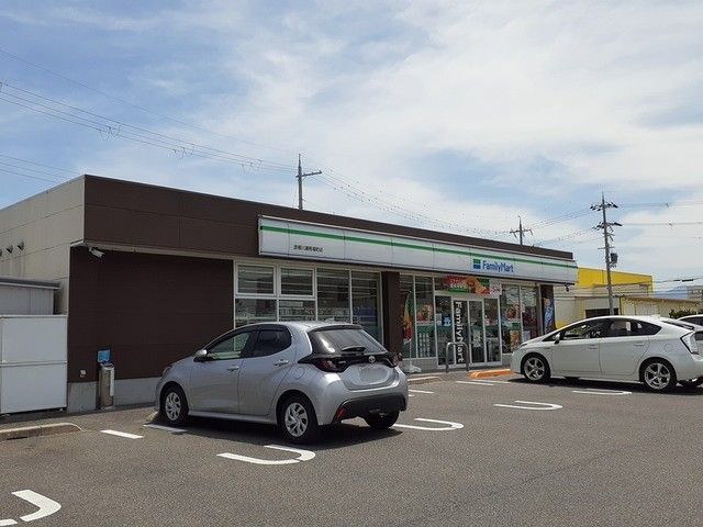 近くのファミマ彦根川瀬馬場町店様まで290m（徒歩4分）