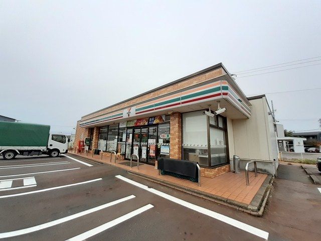 近くのセブンイレブン三条西本成寺店まで350m（徒歩5分）