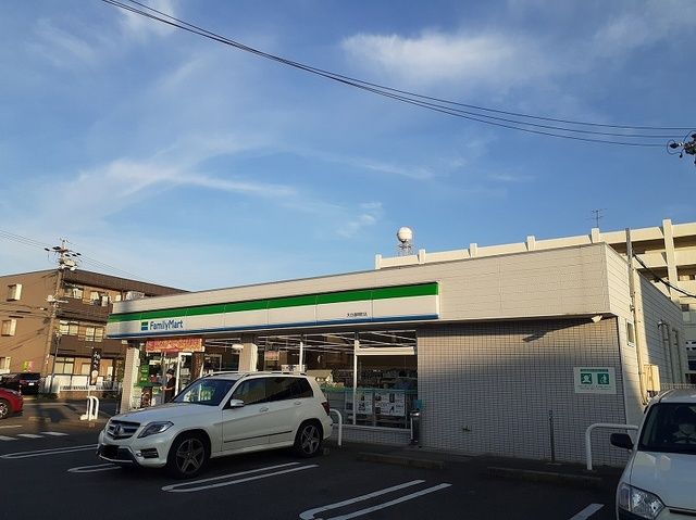 近くのファミリーマートまで65m（徒歩1分）
