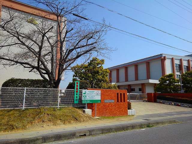 近くの小学校まで750m（徒歩10分）