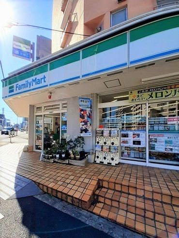 近くのファミリーマート新宿弁天町店まで92m（徒歩2分）
