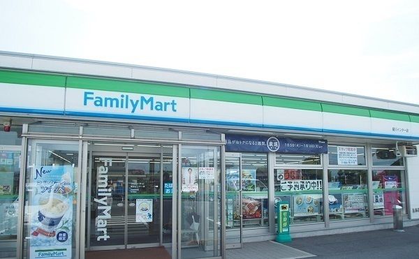 近くのファミリーマート 斐川ＩＣ前店まで350m（徒歩5分）