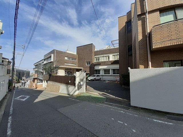 近くの湊川病院様まで550m（徒歩7分）