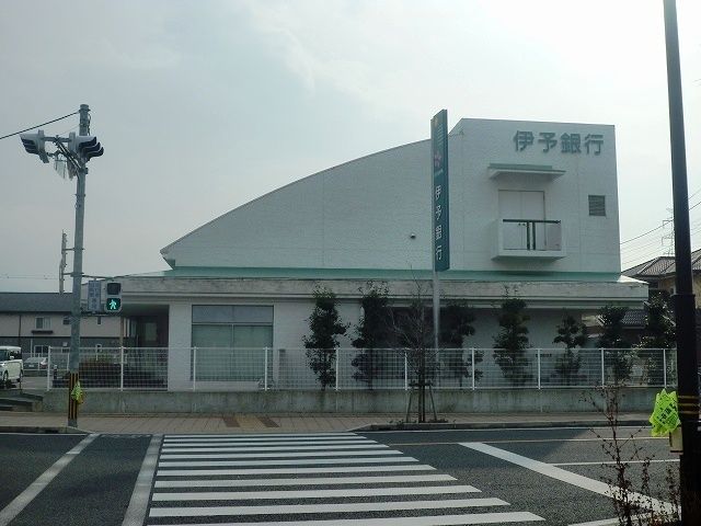 近くの伊予銀行喜多川店まで950m（徒歩12分）