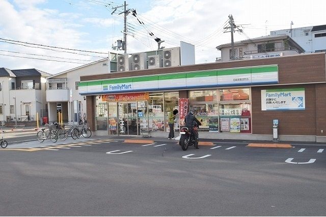 近くのファミリーマート西難波町店まで750m（徒歩10分）