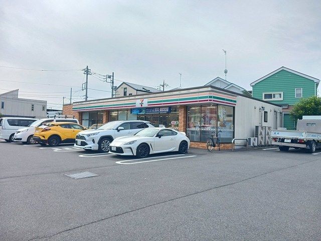 近くのコンビニまで323m（徒歩5分）