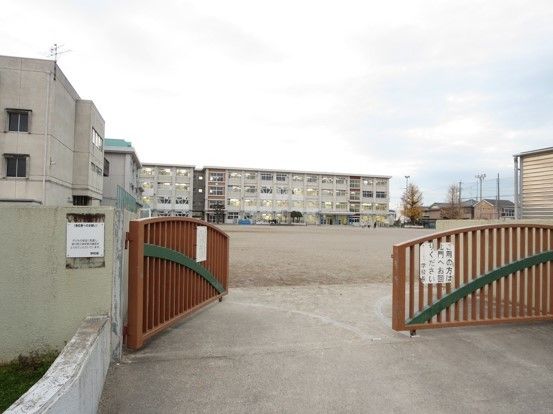 近くの岐阜市立島小学校まで1,200m（徒歩15分）