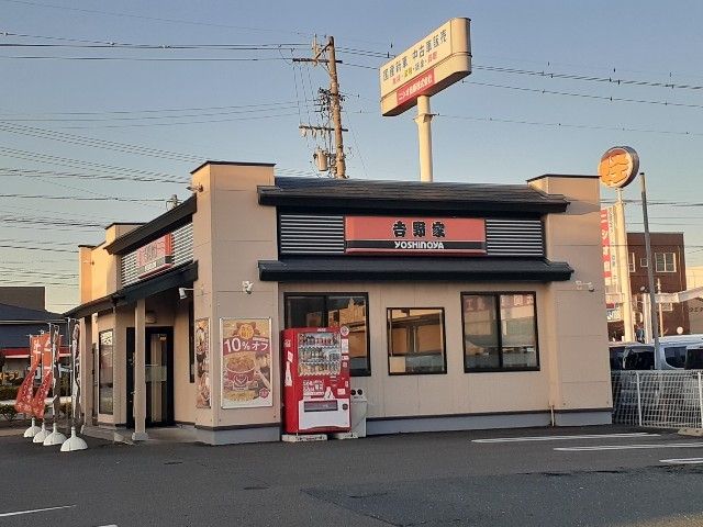 近くの飲食店まで600m（徒歩8分）