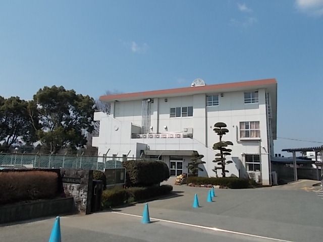 近くの小学校まで300m（徒歩4分）