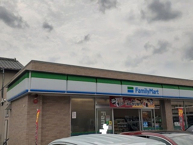 近くのファミリーマートまで850m(徒歩11分)