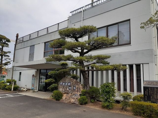 近くの役所まで700m（徒歩9分）