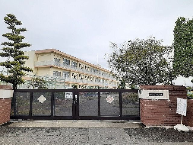 近くの小学校まで550m（徒歩7分）