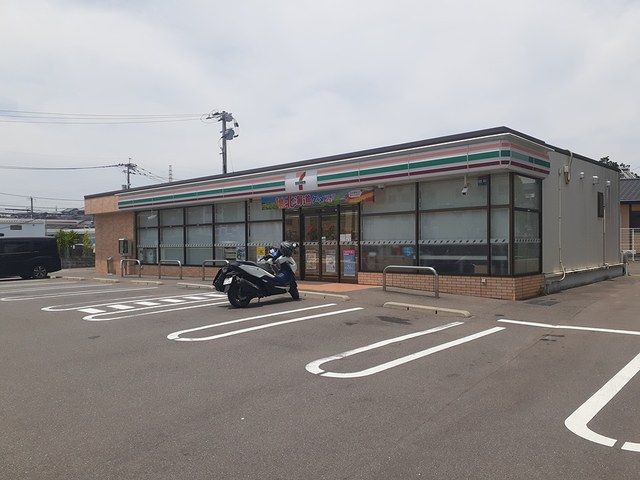近くのセブンイレブン諫早バイパス店まで580m（徒歩8分）