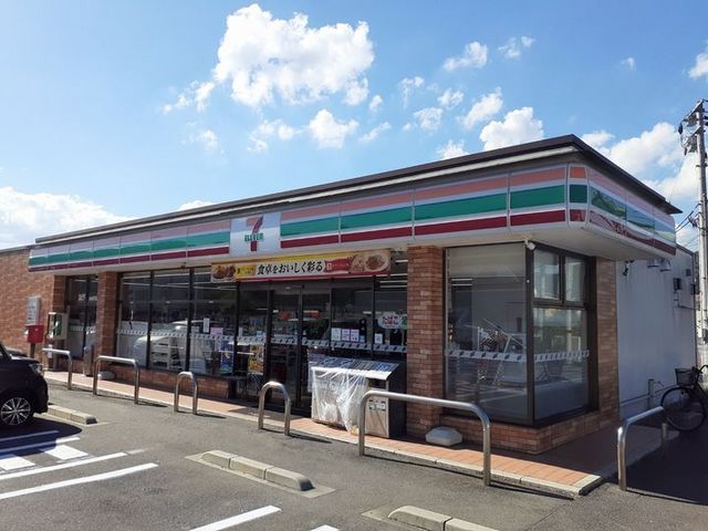 近くのコンビニまで800m（徒歩10分）