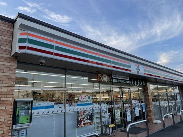 近くのコンビニまで800m（徒歩10分）