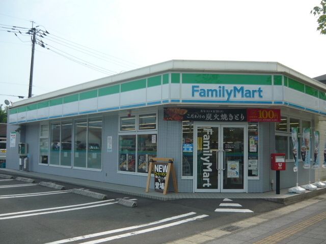 近くのファミリーマート川内駅東口店まで180m(徒歩3分)