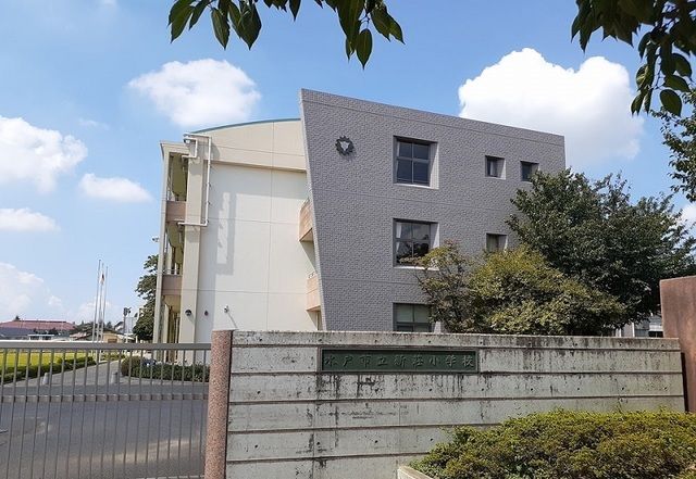 近くの新荘小学校まで450m(徒歩6分)