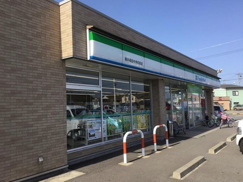 近くのファミリーマート森田中学校前店まで230m(徒歩3分)