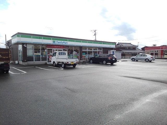 近くのファミリーマート八女鵜池店まで738m（徒歩10分）