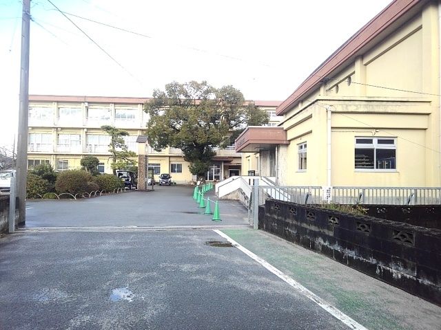 近くの八女市立岡山小学校まで943m（徒歩12分）