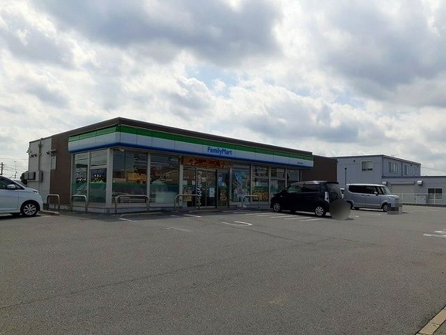近くのファミリーマート市原古市場店まで140m（徒歩2分）