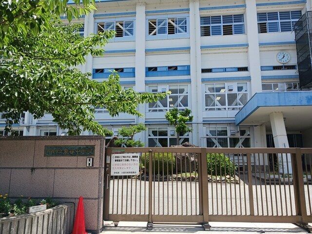 近くの川西市立東谷中学校まで838m（徒歩11分）