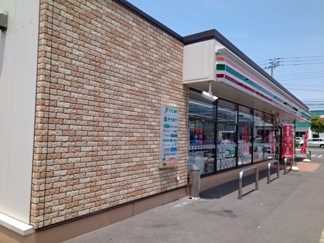 近くのセブンイレブン空港通６丁目店様まで650m（徒歩9分）