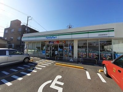 近くのファミリーマート太秦西峰岡町店まで270m（徒歩4分）