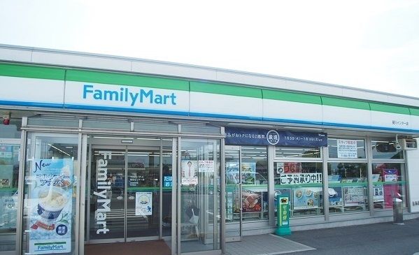 近くのファミリーマート斐川インター店まで350m(徒歩5分)