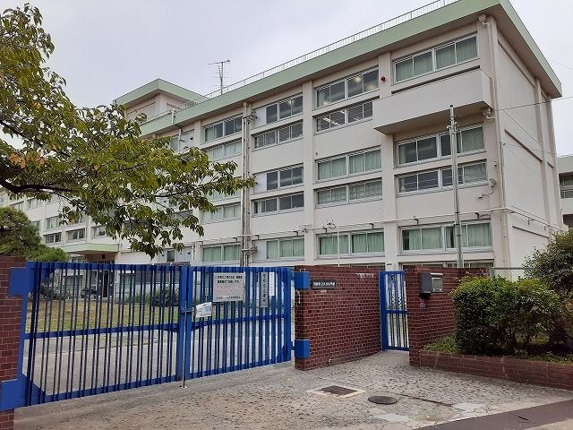 近くの川西市立久代小学校まで300m(徒歩4分)