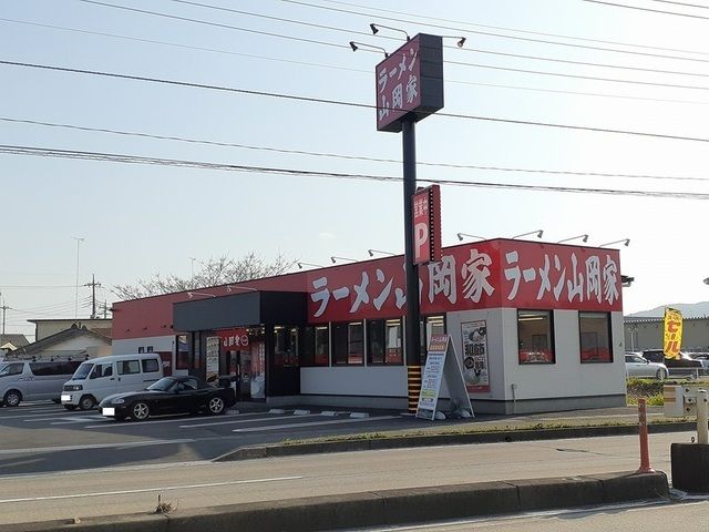 近くの飲食店まで240m（徒歩3分）