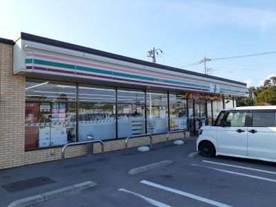 近くのセブンイレブン伊勢崎下触町南店まで550m(徒歩7分)