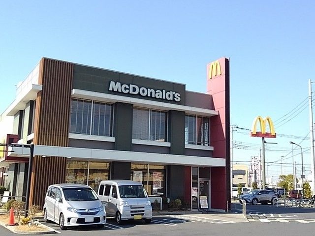 近くのマクドナルド三郷中央店まで750m（徒歩10分）
