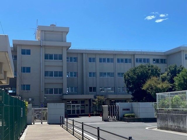 近くの厚木市立三田小学校まで1,100m（徒歩14分）