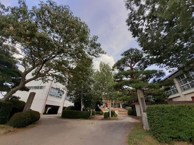 近くの豊平小学校まで370m（徒歩5分）