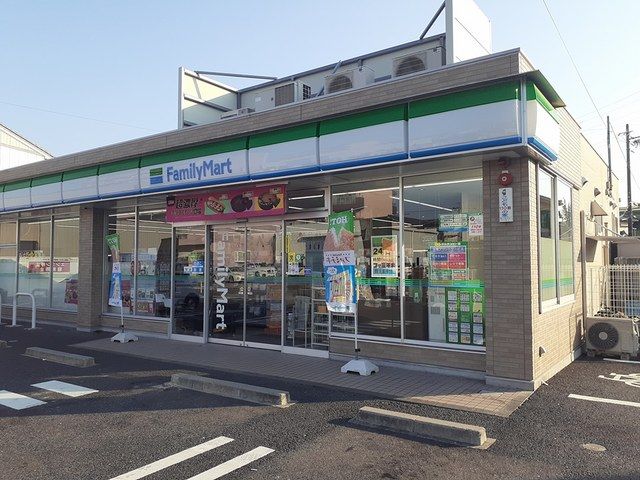 近くのファミリーマート吉津二丁目店まで280m（徒歩4分）