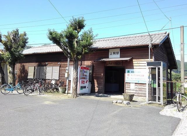 近くの上岡駅まで3,300m（徒歩42分）