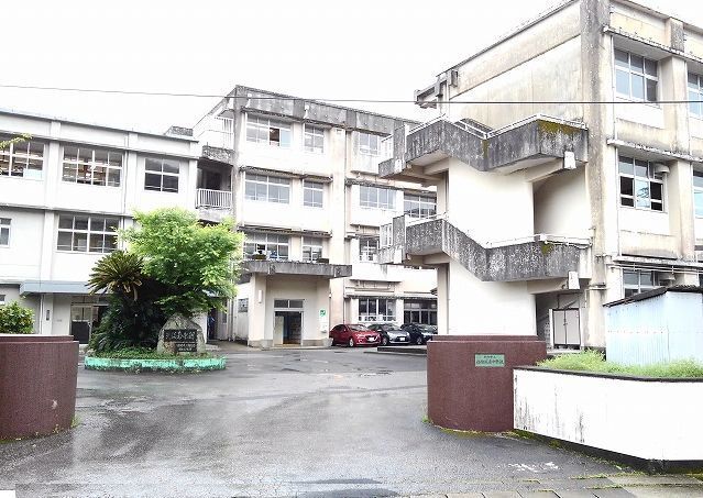 近くの城南中学校まで450m（徒歩6分）